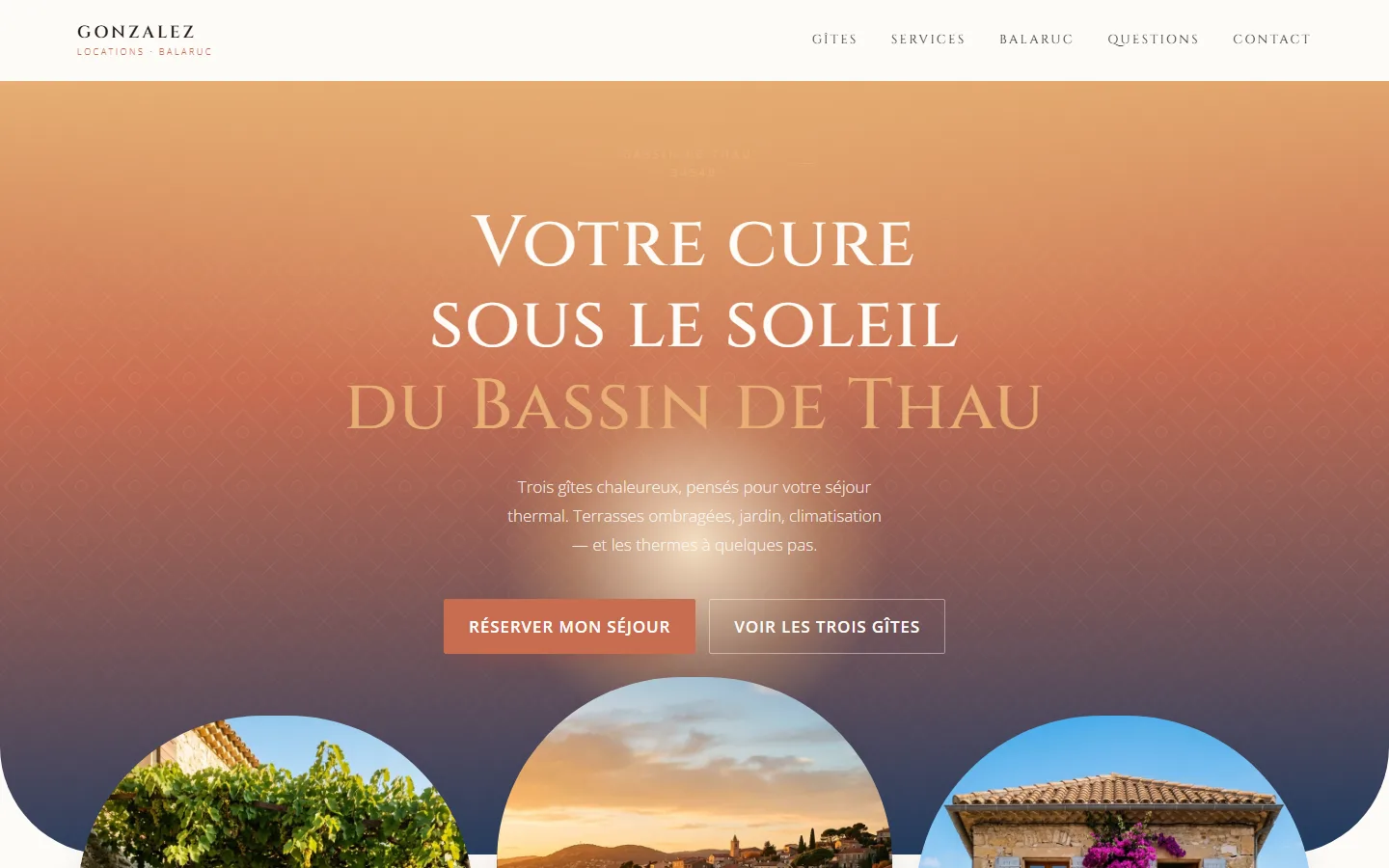 Aperçu de la page d'accueil Charme Méditerranéen : grand titre « Votre cure sous le soleil du Bassin de Thau » sur un fond couleur coucher de soleil.